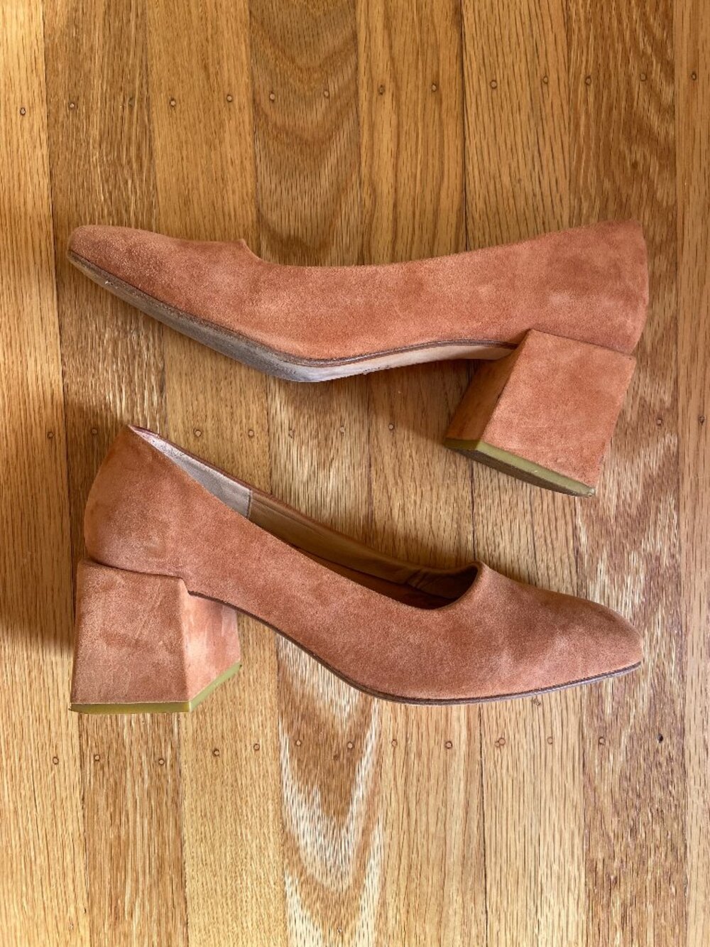 LOQ Villa Pump Sz 39 EUC Amaretto Brown Suede